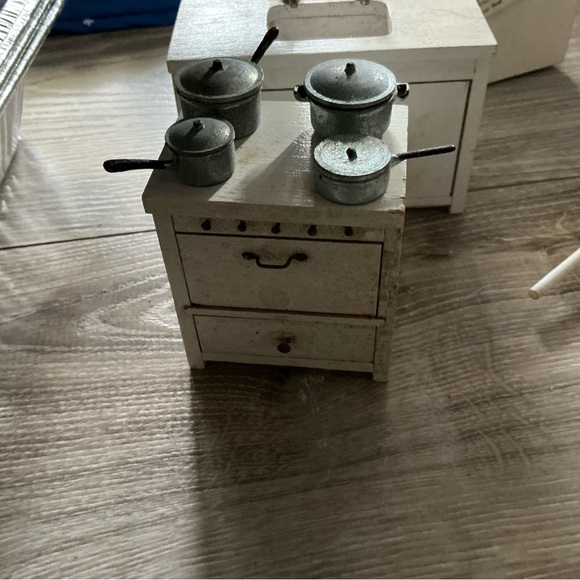 Vintage Doll House Furniture Bathroom, Kitchen Stove with Metal Pots - Picture 4 of 4